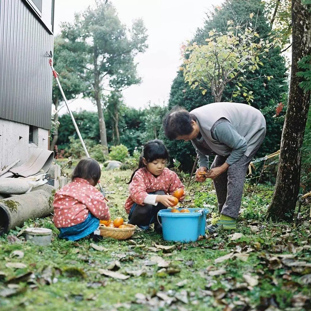 日本摄影师数十年如一日记录家人，一家五口的幸福生活，感动万千网友！